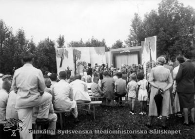 Teater i parken för patienter och personal på Vipeholm
Publicerad på sid. 32 i Carlén-Nilsson C, Holmér U (1998) Röster från Vipeholm. pp. 1-127 Stiftelsen medicinhistoriska museerna i Lund och Helsingborg, Lund. Bildtext där: "Teaterföreställning i Vipeholmsparken". 
L. Christensson. Foto, omonterat
Nyckelord: Omonterat;Foto;Frilutsteater;Barnteater;Kapsel 14;Christensson