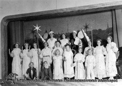 Luciaframträdande 1941
Vipeholm fester. Vipeholms sjukhus,  Humanitet, Luciafest 1941. I luciaföljet ingick som vanligt vid denna tid tomte, sotare och bagare- Stämpel: Fotograf Kurt Hagblom, Tel. 2748, LUND. Stämpel: STATENS SJUKHUSPERSONALS FÖRBUND, AVD. 19, LUND. Foto Omonterat
Nyckelord: Kapsel 14;Omonterat;Foto;Fest;Vipeholm;Lucia;Humanitet;Kurt;Hagblom;Förbund;Statens;Sjukhuspersonal;1941