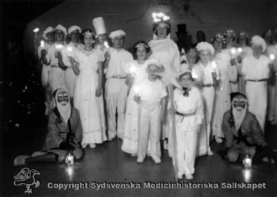 Luciaframträdande 1936
Vipeholm fester, Lucia, 1936. Foto Omonterat
Nyckelord: Sjukhuspersonal;Personal;Vipeholm;Fest;Lucia;Foto;Omonterat;Kapsel 14;1936