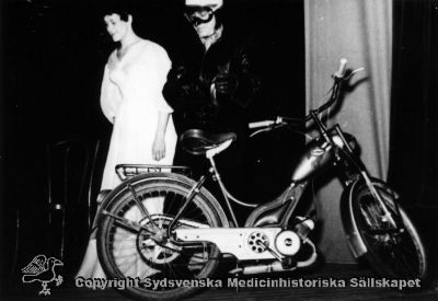 Vipeholmskabaret. Sketch med moped.
Vipeholm fester. Foto Omonterat. 1950-talet.
Nyckelord: Foto;Omonterat;Kapsel 14;Vipeholm;Fest;Moped;Cabaret;1950-talet