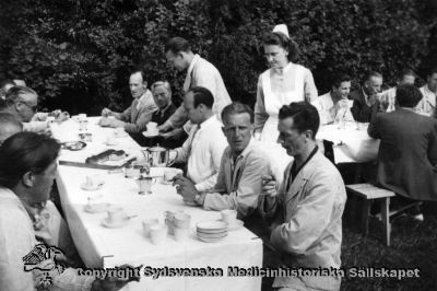 Vipeholmare på utflykt i det gröna.
Vipeholm fester. Kalle Westerdahl till höger vid bordet, närmast kameran. Foto Omonterat
Nyckelord: Kapsel 14;Omonterat;Foto;Fest;Vipeholm