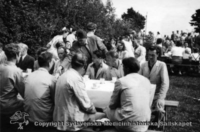 Vipeholmare på utflykt i det gröna.
Vipeholm fester. Kalle Westerdahl till höger vid bordet, vänd mot kameran. Foto Omonterat
Nyckelord: Vipeholm;Fest;Foto;Omonterat;Kapsel 14