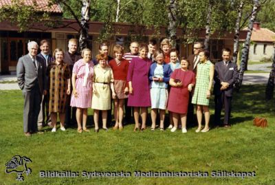 Aktiv terapi med en sånggrupp på 1960-talet
Påskrift: "Sånggrupp under 60 - talet". Arnsäter. Foto, omonterat
Nyckelord: Arnsäter;Vipeholm;Sånggrupp;Arnsäter;Foto;Omonterat;1960-talet;Kapsel 14