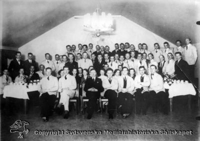 Årsmöte 1937 med Statens Sjukhuspersonals förbund (SSF), avd 19, på Vipeholms sjukhus i Lund
Vipeholm fester. Avd. 19. Årsmöte 1937. Foto Omonterat
Nyckelord: Fest;Vipeholm;Foto;Omonterat;Avd. 19;rsmöte;1937;Sjukhuspersonal;Förbund;Statens