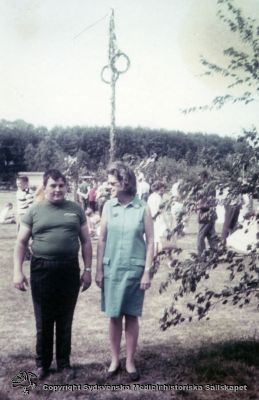Midsommarfirande med vipeholmare
Vipeholm fester. Foto troligen 1965-1970. Kurator Kerstin Löfström (i grön klänning) tillsammans med patient. Omonterat.
Nyckelord: Kapsel 14;Vipeholm;Fest;Midsommar;1960-talet