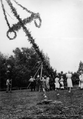 Midsommarstång reses. 
Vipeholm fester. Foto Omonterat
Nyckelord: Midsommar;Fest;Vipeholm;Kapsel 14;Foto;Omonterat