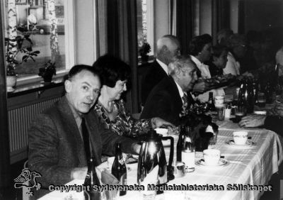 Fin fest på Vipeholms sjukhus
Vipeholm fester. Doc. Sture Rayner närmast kameran. Överläkare Hugo Fröderberg efter kvinnan. Foto rimligen från 1950- eller 1960-talen. Fröderberg pensionerades 1963.  Omonterat
Nyckelord: Omonterat;Foto;Kapsel 14;Vipeholm;Fest;Sture;Rayner;Hugo;Fröderberg