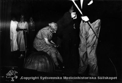 Vipeholmskabaret
Vipeholm fester. Foto Omonterat
Nyckelord: Vipeholm;Fest;Cabaret;Foto;Omonterat;Kapsel 14