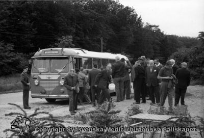 Vipeholmare på utflykt med buss.
Vipeholm utflykter. Bussen är gjord för vänstertrafik. Högertrafik infördes i september 1967, dvs fotot är rimligen taget senast då. Utflykten var ställd till ett café. En skötare syns med vit hatt i handen. 
Publicerad på sid 37 i Carlén-Nilsson C, Holmér U (1998) Röster från Vipeholm. pp. 1-127 Stiftelsen medicinhistoriska museerna i Lund och Helsingborg, Lund. Bildtext där: "En manlig avdelning på bussutflykt". Stämpel: Ateljekopian A300. Foto Omonterat
Nyckelord: Omonterat;Foto;Utflykter;Kapsel 14;Vipeholm;1960-talet.