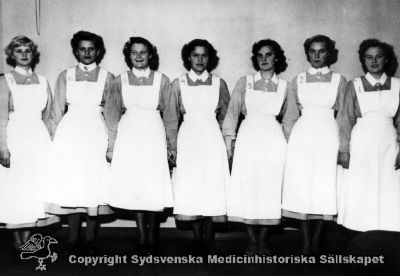 Luciakandidater, Vipeholm, 1951
LUCIA MED TÄRNOR 1951. 1. Vera Jönsson (Lucia), 2. Anna - Greta Andersson, 3. Gertrud Alm, 4. Asta Nilsson, 5. Inga - Lill Kant, 6. Gunnel Pramberg, 7. Karin Gustavsson. Foto Omonterat
Nyckelord: Vera;Jönsson;Anna-Greta;Andersson;Gertrud;Alm;Asta;Nilsson;Inga-Lill;Kant;Gunnel;Pramberg;Karin;Gustavsson;Vipeholm;1951;Lucia;Tärnor;Kapsel 14;Personal;Fest;Foto;Omonterat