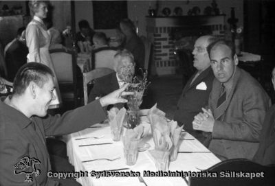 Utfärd, en fest för vipeholmspatienter.
Vipeholm fester. Patienter på utfärd, i väntan på middag. Stämpel: Ateljekopian A300. Originalfoto Omonterat
Nyckelord: Vipeholm;Fest;Utfärd;Middag;Kapsel 14;Omonterat;Foto