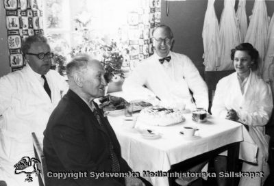 Fest på Vipeholms sjukhus. Stenvall (i mörk kostym) fyller år och firas. Dr Edvin Persson längst till vänster i bild.
Vipeholm fester. Foto Omonterat
Nyckelord: Vipeholm;Fest;Kapsel 14;Foto;Omonterat
