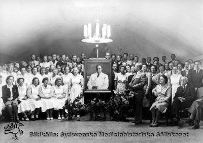 Överläkare och sjukhuschef Hugo Fröderberg 1947
50 - års uppvaktning 1947 på "Kasinot" på Vipeholm av Hugo Fröderberg (stående bredvid tavlan). Hans fru Rut Johanna Matilda ses strax till höger om honom. Möjligen prof. Einar Sjövall ytterligare ett steg åt höger i bild. 
L. Christensson (fotograf?). Foto, omonterat
Nyckelord: Vipeholm;Fest;Kapsel 14;Foto;Omonterat;Födelsedag;1947;Hugo;Fröderberg;Rut;Johanna;Matilda;Christensson