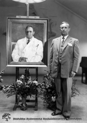 Överläkare och sjukhuschef Hugo Fröderberg
Hugo Fröderberg 50 år, 1947. Foto på "Kasinot" på Vipeholm, omonterat
Nyckelord: Hugo;Fröderberg;Födelsedag;1947;Vipeholm;Fest;Foto;Omonterat