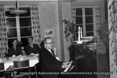 Tandläkare Knut Borglin underhåller vid pianot, i "Kasinot" på Vipeholms sjukhus
Publicerad på sid 22 i Carlén-Nilsson C, Holmér U (1998) Röster från Vipeholm. pp. 1-127 Stiftelsen medicinhistoriska museerna i Lund och Helsingborg, Lund. Bildtext där: "Pianounderhållning av Vipeholms tandläkare Knut Borglin. I slutet av 1960-talet började han också leda en grupp äldre patienter i sång och rytmik. Dessa musikstunder var mycket efterlängtade".
Nyckelord: Vipeholm;Fest;Personal;Kapsel 14;Foto;Omonterat;Tandläkare;Knut;Borglin;Kasino