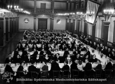 Faninvigningen 1938. Akademiska Föreningnes Stora Sal
Stämpel: STATENS SJUKHUSPERSONALS FÖRBUND, AVD. 19, LUND. Publicerad på sid. 46 i Carlén-Nilsson C, Holmér U (1998) Röster från Vipeholm. pp. 1-127 Stiftelsen medicinhistoriska museerna i Lund och Helsingborg, Lund. Ur bildtexten där: " ... Förutom avdelningens medlemmar med respektive deltog som gäster sjukhusledningen, förbundets verkställande utskott och representanter för närliggande avdelningar ... ". Foto, omonterat
Nyckelord: 1938;Invigning;Fana;Avd. 19;Statens;Sjukhuspersonal;Förbund;Lund;Vipeholm;Fest;Personal;Kapsel 14