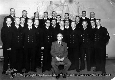 Vipeholms manskör 1948
STATENS SJUKHUSPERSONALS FÖRBUND, AVD. 19, LUND. Foto Omonterat. Ledare: Axel Tullberg. Främre raden från vänster: Thure Johansson, Erik W. Nilsson, Calle Mårtensson, Harry Krantz, David Stillefors, Olle Eriksson, Tore Andersson, Lennart Christensson, Holger Lundqvist, Erik Nilsson, Erik Lindeborg, Nils Nilsson, Stig Fältström. Andra raden från vänster: Artur Friden, Harry Höglind, Erik Andersson, Erik Sjöland, Tore Karlsson, Uno Palm, Fingal Svensson, Carl Johnsson, Sven Frylén, Viking Ekberg.
Nyckelord: Vipeholm;Sångkör;Manskör;1948;Personal;Statens;Förbund;Sjukhuspersonal;Kapsel 14;Avd. 19