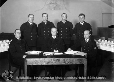 STYRELSEN FÖR AVD. 19 AV SSF 1936
Från vänster: Gustav Götvik, Edvin Pettersson, Sigfrid Lindmark, Ernst Karlsson, Ernst Barnell, Per Starvall, Ernst Nilsson. De mörka uniformerna är gjorda av "komiss", ett grovt militärtyg. Märket på vänster kavajärm visar att de klarat av elevkursen. Publicerad på sid 44 i Carlén-Nilsson C, Holmér U (1998) Röster från Vipeholm. pp. 1-127 Stiftelsen medicinhistoriska museerna i Lund och Helsingborg, Lund. Foto, omonterat
Nyckelord: Gustav;Götvik;Edvin;Pettersson;Sigfrid;Lindmark;Ernst;Karlsson;Ernst;Barnell;Per;Starvall;Ernst;Nilsson;Vipeholm;Avd. 19;Fackförening;Styrelse;Kapsel 14;Omonterat;Foto;1936