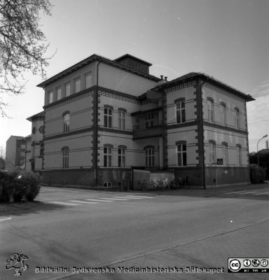 Malmö Allmänna Sjukhus 1997. Tidigare öronkliniken, sedermera IT-avdelningen
Album MAS 1997. II. Från fotograf Björn Henrikssons samling. 97-10500. AF, 11/11-97. Byggnad, ing 22. Ursprungligen KK/Barnbördshus västerifrån, senare öronklinik och nu (2013) IT-avdelning. Från negativ
Nyckelord: UMAS;MAS;Malmö_;Allmänna;Sjukhus;_Öron;Barnbördshus;KK;Otologi