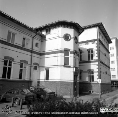 Malmö Allmänna Sjukhus 1997. Tidigare öronkliniken, sedermera IT-avdelningen
Album MAS 1997. II. Från fotograf Björn Henrikssons samling. 97-10500. AF, 11/11-97. Byggnad, ing 22. Ursprungligen KK/Barnbördshus. Fasad mot öster. Senare öronklinik och nu (2013) IT-avdelning. Från negativ
Nyckelord: UMAS;MAS;Malmö_;Allmänna;Sjukhus;_Öron;Data-avdelning;IT;KK;Barnbördshus