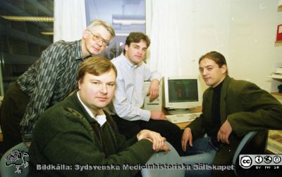 Malmö Allmänna Sjukhus 1997. Forskare på handkirurgen.
Album MAS 1997. II. Från fotograf Björn Henrikssons samling. Medarbetare i ett projekt om tankestyrda handproteser, handkirurgiska kliniken. Styrbjörn Lindberg forskningsingenjör på MTA i Malmö (med glasögon). Under honom: Christian Balkenius, kognitionsforskare. Vit skjorta: Lars Eriksson, doktorand på LTH. Längst t hö: Fredrik Sebelius, LTH, senare projektets chef. "Handkirurgen MAS" står det på bildskärmen tillsammans med lite svårtolkade bilder av underarmar. Från negativ
Nyckelord: UMAS;MAS;Allmänna;Allmänna;Sjukhus;Kirurgi;Handkirurgi;Forskning