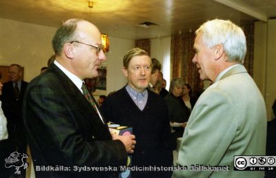 Sjukhuschefen Olle Östman avtackas 1997. 
Album MAS 1997. II. Från fotograf Björn Henrikssons samling. Dec-97. Avtackning av sjukhusdirektör Olle Östman. Professor Arne Forsgren, docent Kenneth Persson (mikrobiologer båda två) och Olle Östman. Från negativ
Nyckelord: UMAS;MAS;Malmö_;Allmänna;Sjukhus;Administration;Avtackning;Fest