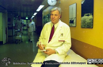 Malmö Allmänna Sjukhus 1995. Peter Jerntorp. Överläkare. Internmedicinare, chef på akutkliniken
Album MAS 1995. IV, (1-55). Från fotograf Björn Henrikssons samling. 95-4-39. Från negativ.
Nyckelord: UMAS;MAS;Malmö_;Allmänna;Sjukhus;Medicin;Internmedicin;Akutmottagning