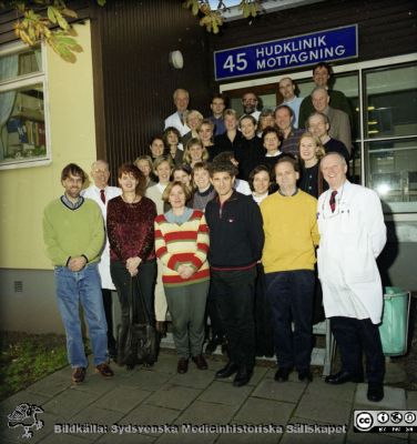 Malmö Allmänna Sjukhus 1998. NLV-kurs i yrkes- och miljödermatologi.
Album MAS 1998. III. Från fotograf Björn Henrikssons samling. 98-10648. 29/10, Gruppfoto  tagen utanför en barack för reception och föreläsningssal vid byggnaden från 30-talet, nu inkorporerad i Clinical Research Center (CRC). Deltagarna i en NLV-kurs i yrkes-och miljödermatologi, kursledare Magnus Bruze, numera professor och chef för YMDA (längst ned till hö), och Bert Björkner, prof.em. i YMD (längst upp till vä). Rad 2, står fr vä Halvor Möller, prof. em., som No 2 Katarina Lundqvist, Hudklin Lund, (ljusgrå tröja) och Ingela Ahnlide, Hudklin Helsingborg (blå tröja). Sista raden No 3 fr vä Åke Svensson, docent och verksamhetschef på hudkliniken i Malmö (svart skägg). Längst t hö, framför en lång man med svart hår, står Sigfrid Fregert, prof em Hudklin Lund (ljusgrå kavaj). Från negativ.
Nyckelord: UMAS;MAS;Malmö_;Allmänna;Sjukhus;Hud;Dermatologi;Kurs;Undervisning