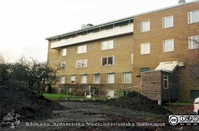 Malmö Allmänna Sjukhus 1999. Parti från kvinnokliniken
Album MAS 1999. III. Från fotograf Björn Henrikssons samling. 16/12-99. 10792. Kvinnoklioniken. Här stod en barack och en flygel skulle byggas, men projektet stoppades. En annorlunda renovering av kliniken kom några år senare. Från negativ.
Nyckelord: UMAS;MAS;Malmö_;Allmänna;Sjukhus;KK;Kvinnoklinik;Gynekologi;BB