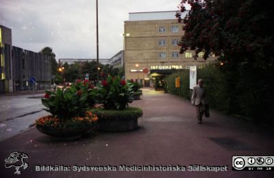 Malmö Allmänna Sjukhus 1999. Infarten från Södra Förstadsgatan
Album MAS 1999. III. Från fotograf Björn Henrikssons samling. 99-10965. 12/12. Kvällsbild av infarten vid portvakten ("Information") med parkeringshuset till vänster och ortopediska kliniken bakom portvaktens hus. Från negativ.
Nyckelord: UMAS;MAS;Malmö_;Allmänna;Sjukhus;Portvakt;Ortopedi;Parkeringshus