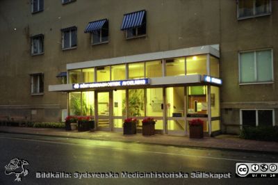 Malmö Allmänna Sjukhus 1999. Entrén till röntgenkliniken
Album MAS 1999. III. Från fotograf Björn Henrikssons samling. 99-10965. 12/12. Kvällsbild, entréparti till röntgen. Från negativ.
Nyckelord: UMAS;MAS;Malmö_;Allmänna;Sjukhus;Röntgen;Entré