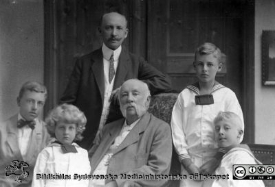 Professor Mikaël Kolmodin Löwegren, barn och barnbarn
Professor Mikaël Kolmodin Löwegren (1836-1923) med sonen Carl Gösta (1867-1926) och dennes barn Agne (1902-1979), Gunnar (1911-1969), Harry och Bo (1908-1982). Foto ungefär 1915. Bildkälla: M.K. Löwegrens efterlämnade handlingar hos Aino Milner i Dalby 2013, från 2015 på UB i Luind. 
Nyckelord: Lund;USiL;Universitetssjukhus;Ögon;Oftalmologi
