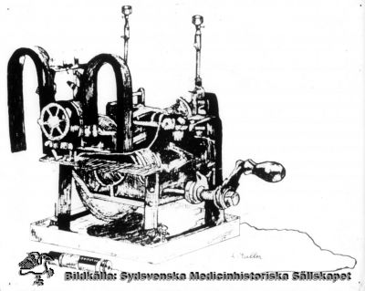 Pacemakermodell år 1932
Reprofoto monterat på pappskiva. Påskrift "Urologi", ingen annan identifierande märkning. Teckning signerad L Muller. Bilden har suttit i en monter om pacemaker, och under den satt då en skylt med texten "Pacemakermodell år 1932". Påskriften "Urologi" är därför knappast korrekt. 
Nyckelord: Pacemaker;1932;Reprofoto;Monterat;Kapsel 09