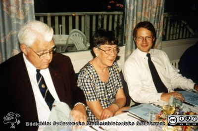 Avtackning av Asta Persson, avdelningsföreståndaren på urologiska klinikens operationsavdelning i Malmö
Urologiska kliniken i Malmö, 1990-talet. Avtackning av avdelningsföreståndare på operationsavdelningen, Asta Persson, i bildens mitt. På hennes högra sida urologen Stig Carlsson (vithårig) och på hennes vänstra urologen Göran Ahlgren. Bildkälla: Sverker Hellsten.
Nyckelord: UMAS;MAS;Malmö_;Allmänna;Sjukhus;Urologi;Avtackning;Fest