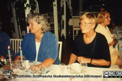 Avtackning av Asta Persson, avdelningsföreståndare på urologens operationsavdelning, Malmö
Urologiska kliniken i Malmö, 1990-talet. Avtackning av Asta Persson. Från vänster avd.-förest. Lena Kimrin, sjuksköterskan Birgitta Tilly.
Nyckelord: UMAS;MAS;Malmö_;Allmänna;Sjukhus;Urologi;Avtackning;Fest