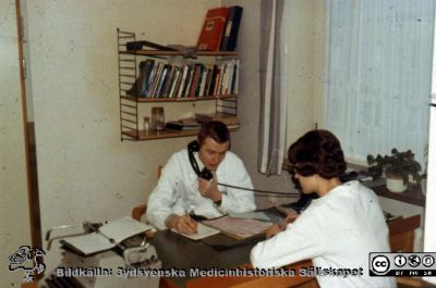  Sverker Hellsten som underläkare på urologiska kliniken i Malmö c:a 1973
Urologiska kliniken i Malmö. Sverker Hellsten i början på sin karriär, som underläkare c:a 1973. En alldaglig expedition.
Nyckelord: UMAS;MAS;Malmö_;Allmänna;Sjukhus;Urologi;Expedition