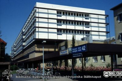 Kirurgiska kliniken i Malmö, färdig 1982. 
Gamla kirurgen skymtar i bildens vänsterkant, och har ännu inte rivits. Foto i slutet på 1980-talet.
Nyckelord: UMAS;MAS;Malmö_;Allmänna;Sjukhus;Kirurgi