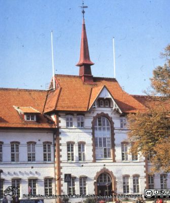 Huvudbyggnaden på Malmö Allmänna Sjukhus, byggd 1896, 
Nu huvudsakligen använd för administration. Foto nära millennieskiftet 2000.
Nyckelord: MAS;UMAS;Malmö_;Allmänna;Sjukhus;Administration