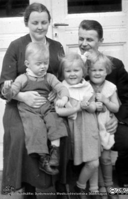 Familjen Hellsten.
Barbro och Hans Hellsten med barnen Sverker, Sigrid och Torborg, c:a 1940. Hans Hellsten var överläkare och chef på epidemi / infektionskliniken i Malmö i mitten på 1900-talet, och sonen Sverker var överläkare i urologi på samma sjukhus i slutet på seklet. Bildkälla: Sverker Hellsten.
Nyckelord: UMAS;MAS;Malmö_;Allmänna;Sjukhus;Infektion;Epidemi;Urologi