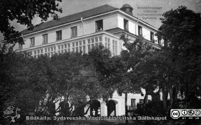 Kronprinsessan Viktorias Kustsanatorium i Barkåkra / Vejbystrand
Huvudbyggnaden, Kronprinsessan Viktorias Kustsanatorium i Barkåkra (Vejbystrand). Efter vykort skänkt till Sydsvenska Medicinhistoriska Sällskapet av dr Birgitta Castor.
Nyckelord: KVK;Kustsanatorium;Tuberkulos;Tbc;Fasad;Huvudbyggnad