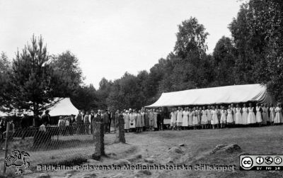 Troligen från Kronprinsessan Viktorias Kustsanatorium i Barkåkra / Vejbystrand
Kanske korum eller liknande socialt evenemang. Efter vykort från (enligt muntlig uppgift) Kronprinsessan Viktorias Kustsanatorium i Barkåkra, skänkt till Sydsvenska Medicinhistoriska Sällskapet av dr Birgitta Castor.
Nyckelord: KVK;Kustsanatorium;Tuberkulos;Tbc;Korum;Evenemang;Invigning;Fest