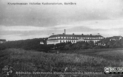 Kronprinsessan Viktorias Kustsanatorium i Barkåkra / Vejbystrand
Efter vykort från Kronprinsessan Viktorias Kustsanatorium i Barkåkra, skänkt till Sydsvenska Medicinhistoriska Sällskapet av dr Birgitta Castor.
Nyckelord: KVK;Kustsanatorium;Tuberkulos;Tbc;Fasad