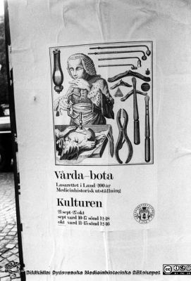 Från den medicinhistoriska utställningen "Vårda - bota" på Kulturen i Lund i september - oktober 1968, 
Affisch för medicinhistorisk utställning "Vårda - bota" på Kulturen i Lund 1968 med anledning av lasarettets 200-årsjubileum. Affischens text: "Vårda - bota, lasarettet i Lund, 200 år. Medicinhistorisk utställning, Kulturen, 21 sept-27 okt. Sept, vard, 10-17, sönd, 12-18, okt, vard, 11-15, sönd, 12-16". Omärkt bild. Originalfoto
Nyckelord: Kulturen;Lund;Affisch;Medicin;Historia;Jubileum;Universitetsklinik;Utställning