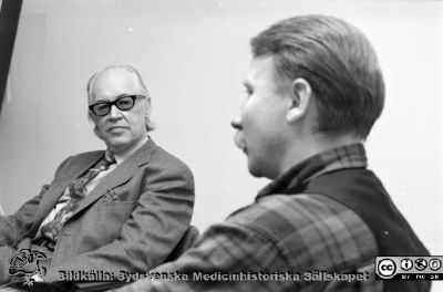 Nils Stormby och Ilmar Reepalu, två ledande politiker i sjukvårdsstyrelsen i Malmö
Ur album 1994 I. Från vänster Nils Stormby (sjukvårdsstyrelsens ordförande) och Ilmar Reepalu (hög politiker i sjukvårdsstyrelsen, bakifrån).
Nyckelord: UMAS;MAS;Malmö_;Allmänna;Sjukhus;Administration;Styrelse