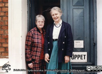 F. klinikläraren Marianne Persson och intendent Cecilia Carlén-Nilsson vid entrén till Medicinhistoriska Museet i Lund, 1990-talet.
Nyckelord: Medicinhistoriskt;Museum;Entré;Personal;Kapsel 6;Cecilia;Carlén;Nilsson;Marianne; Persson