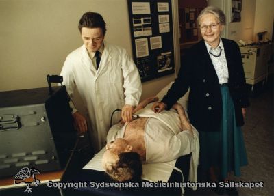 Utställning av ultraljudsmaskin på Medicinhistoriska Museet i Lund
Intendent Cecilia Carlén-Nilsson vid den ultraljudsmaskin som världens första kliniska ultraljudsundersökning gjordes med (av Inge Edler och Helmuth Hertz). Medicinhistoriska Museet i Lund på 1990-talet.
Fotograf:Tommy Olofsson/Grupp Fem, Klostergatan 9, 222 22 Lund.
Nyckelord: Medicinhistoriskt;Museum;Ultraljud;Cecilia;CarlÃ©n;Nilsson