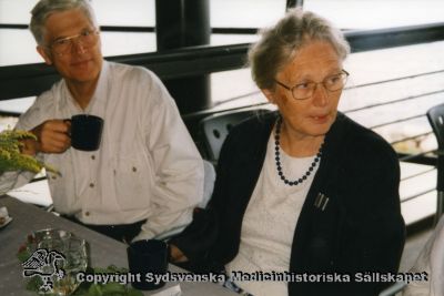 Avtackningen av intendent Cecilia Carlén Nilsson den 31 aug. 1999 på restaurang Brofästet i Malmö
Från vänster Göran och Cecilia (Göran Landin och intendent Cecilia Nilsson).
Nyckelord: Medicinhistoriskt;Museum;Personal;Utflykt;Personal;Restaurang;Brofästet;Göran;Landin;Cecilia;Carlén;Nilsson