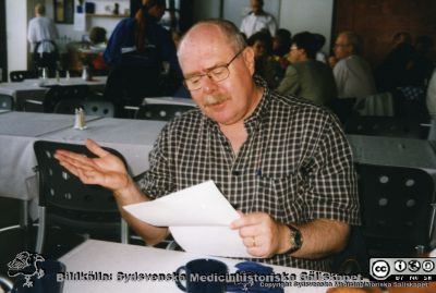 Antackning av intendent Cecilia Carlén-Nilsson på restaurang Brofästet i Malmö 1999-08-31.
Sven-Arne Sjöstrand håller tal till Cecilia Carlén-Nilsson för personalens räkning. 
Nyckelord: Restaurant; Brofästet;Avtackning;Utflykt;Personal;Medicinhistoriskt;Museum;Sven-Arne;Sjöstrand; Cecilia; Carlén; Nilsson