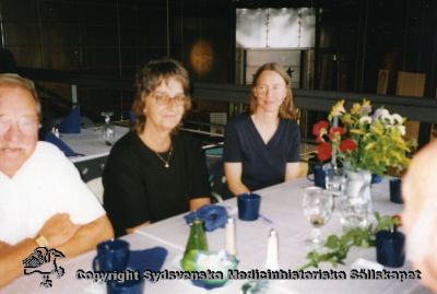 Avtackningen av intendent Cecilia Carlén Nilsson den 31 aug. 1999 på restaurang Brofästet i Malmö
Från vänster: Stig Liljedahl, Sabine Grundström och Ulla Holmér
Nyckelord: Medicinhistoriskt;Museum;Personal;Utflykt;Avtackning;Restaurant;Brofästet;Stig;Liljedahl;Sabine;Grundström;Ulla;Holmér