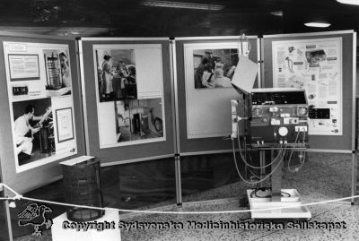 Medicinsk teknik i Lund 20 år, 1994
Medicinhistoria, teknik. Foto omonterat. Jubileumsutställning (20 år) i centralhallen i C-blocket, vid uppgången till aulan.
Nyckelord: Medicinhistoriskt;Museum;Medicinsk;Teknik;Monter;MTF;Jubileum;20 år;Universitetssjukhus;Utställning;Lund;Dialys;Alwall;Gambro